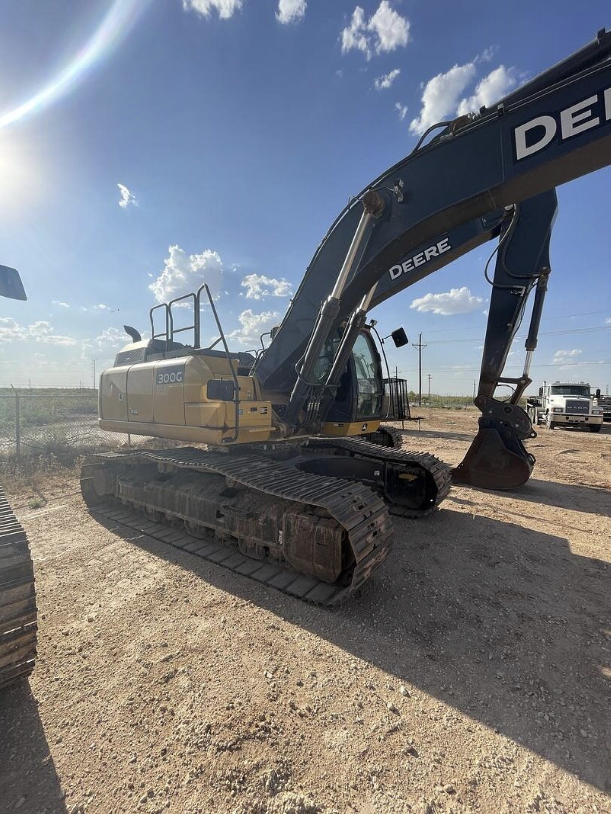 2019 Deere 300G LC