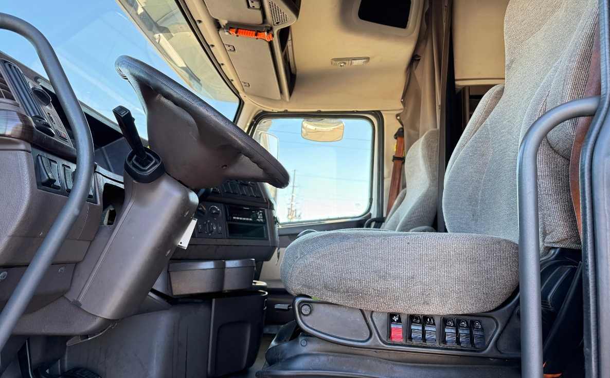 2017 Volvo VNM200