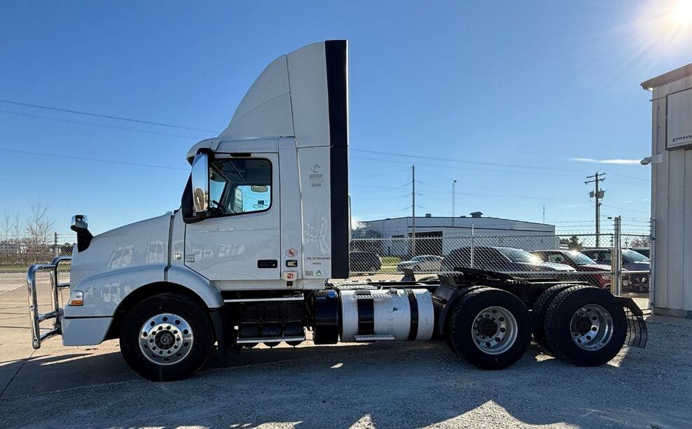 2017 Volvo VNM200