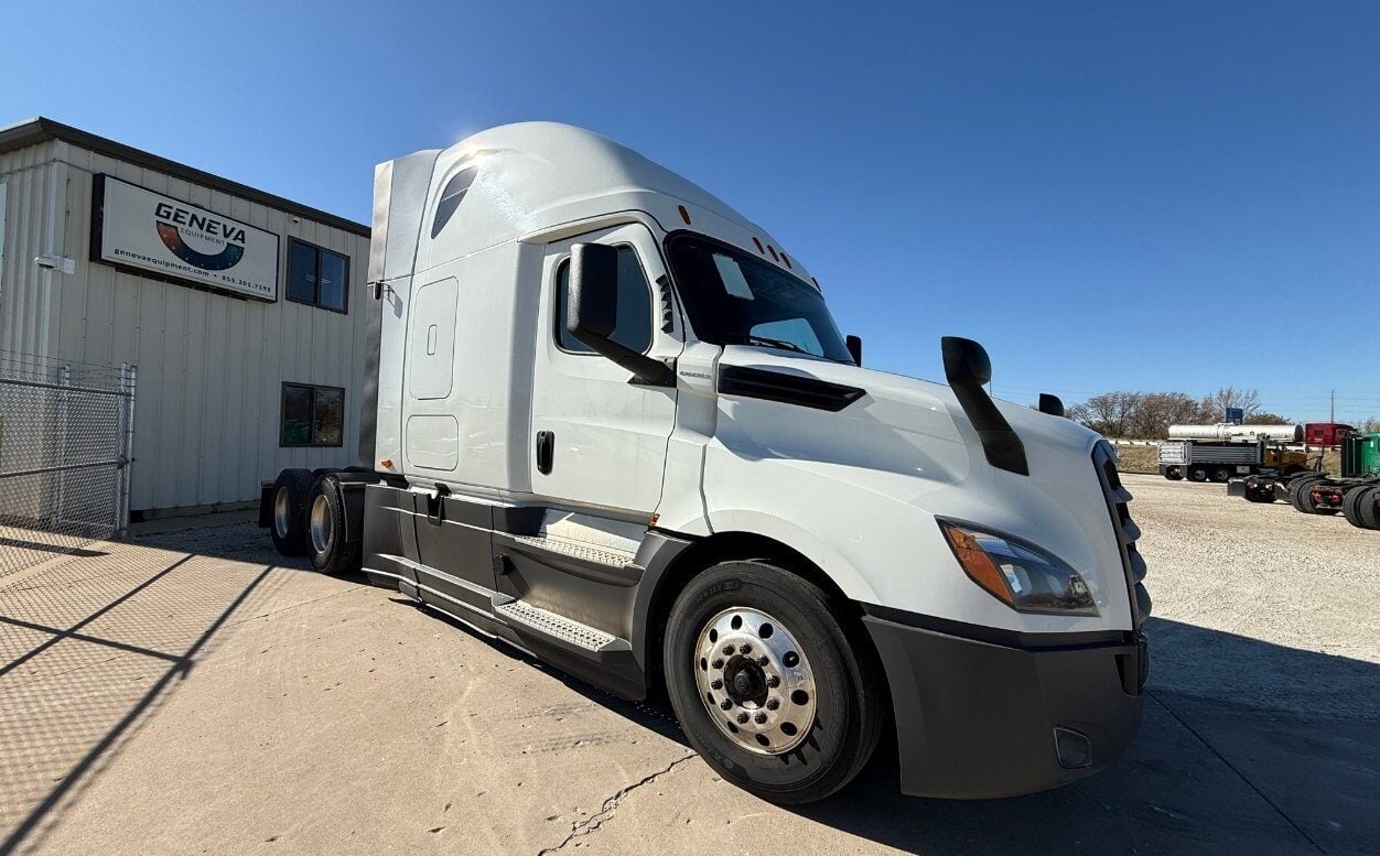 (1) 2020 FREIGHTLINER CASCADIA 126