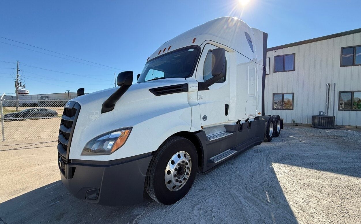 (1) 2020 FREIGHTLINER CASCADIA 126