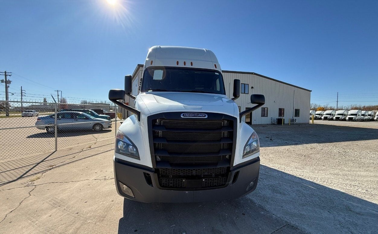 (1) 2020 FREIGHTLINER CASCADIA 126